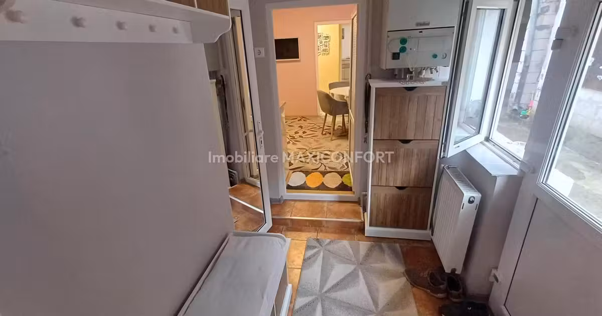 Casă de vânzare cu 5 camere în zona Apollo, Brăila