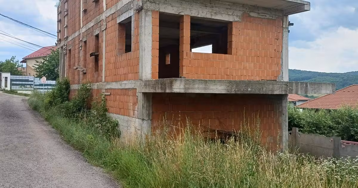 Casă de vânzare cu 6 camere în Baciu