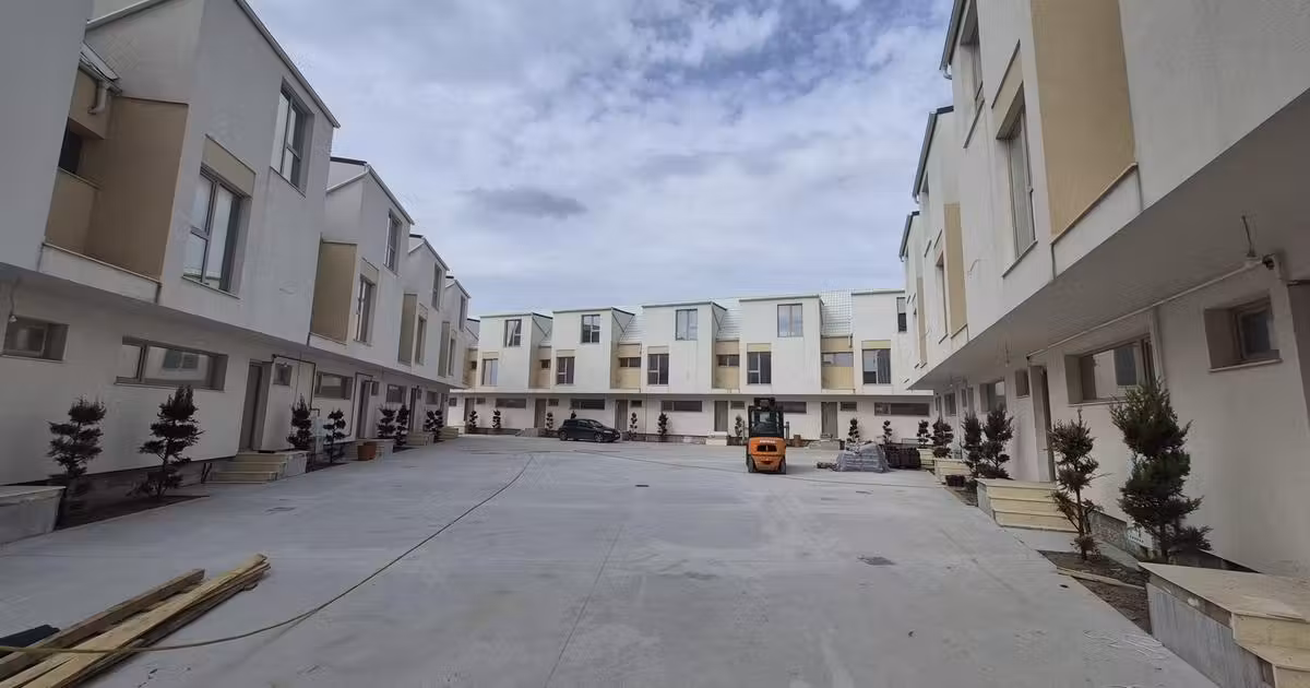 Casă de vânzare cu 5 camere în Chiajna