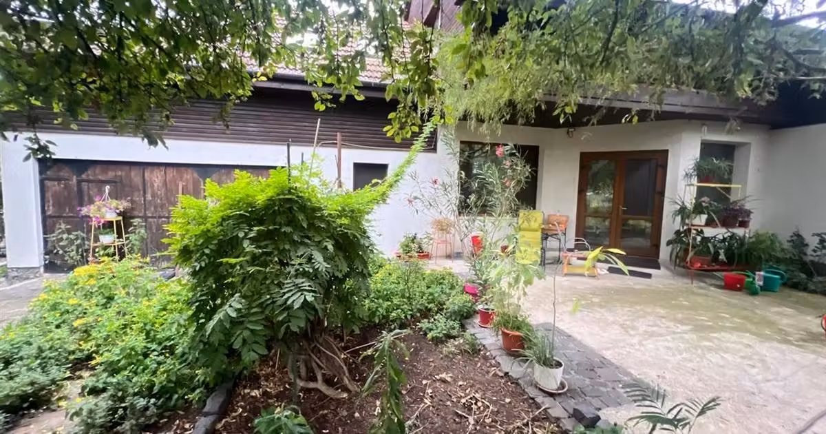 Casă individuală de vânzare cu 8 camere în Giarmata