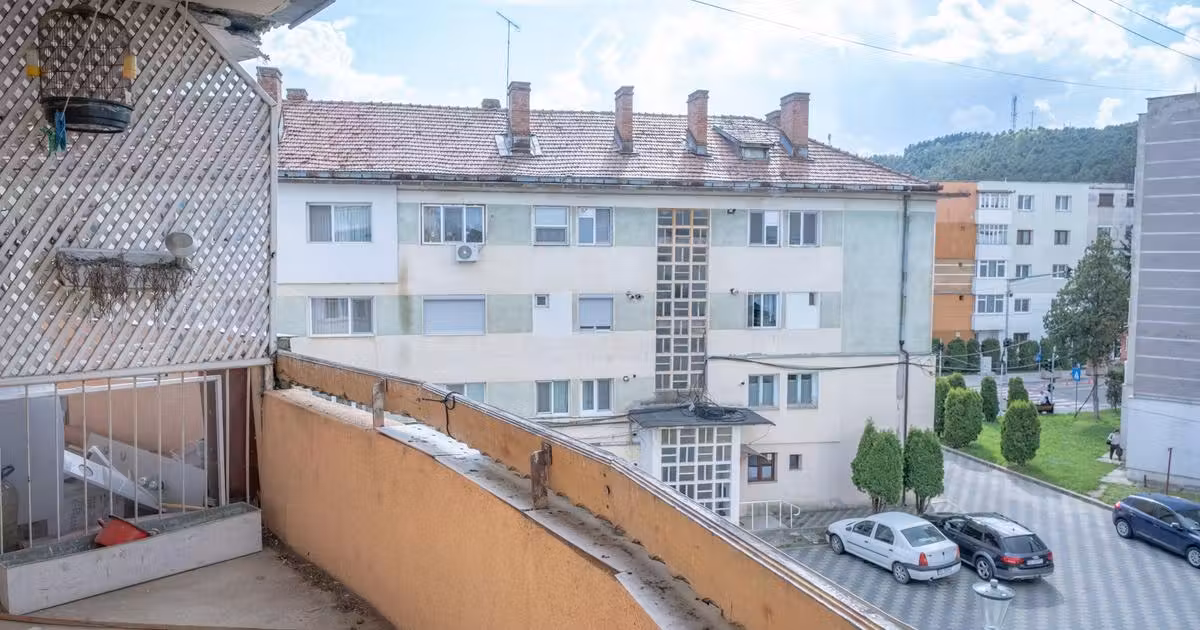 Apartament de vânzare cu 3 camere, mobilat în Moinești