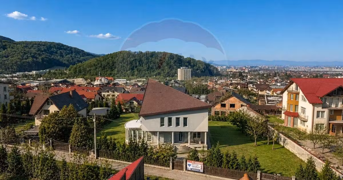 Casă individuală de vânzare cu 10 camere în Săcele