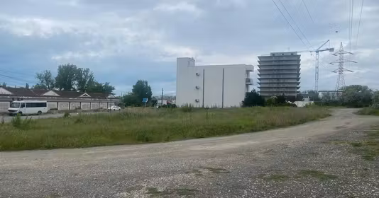 Teren Exterior Est