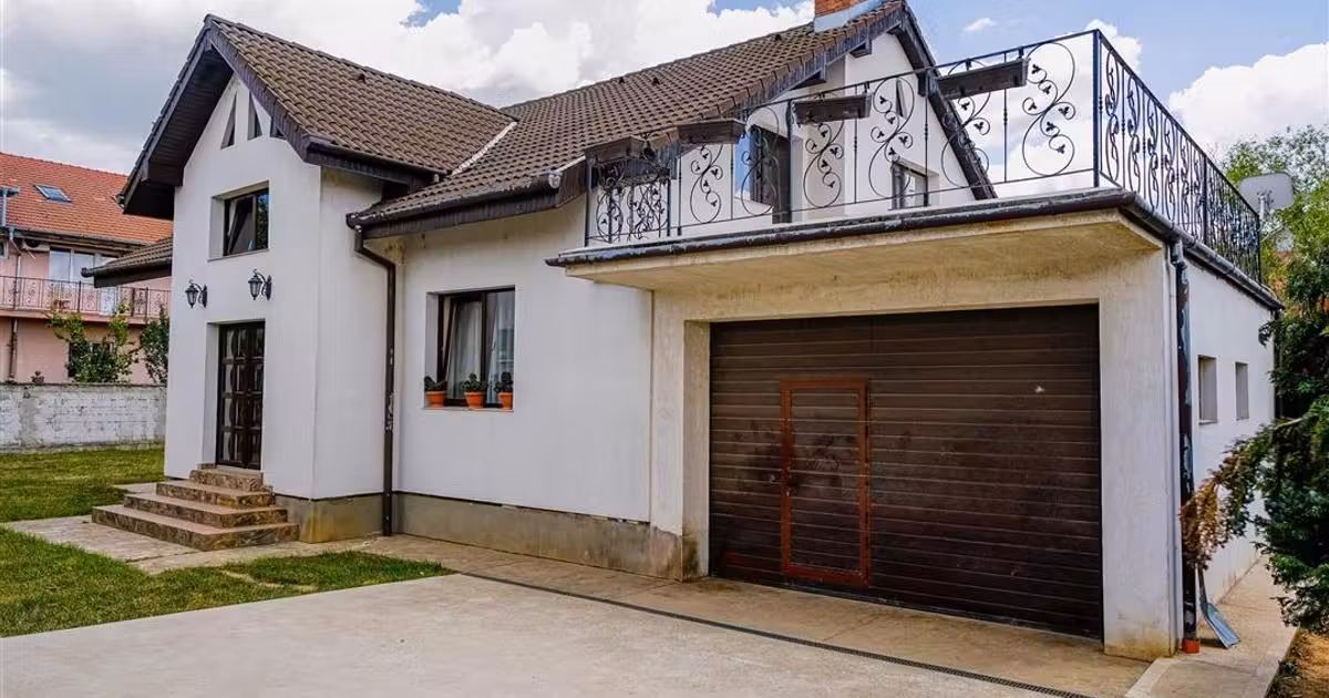 Casă de vânzare cu 6 camere, mobilată în Sânmartin