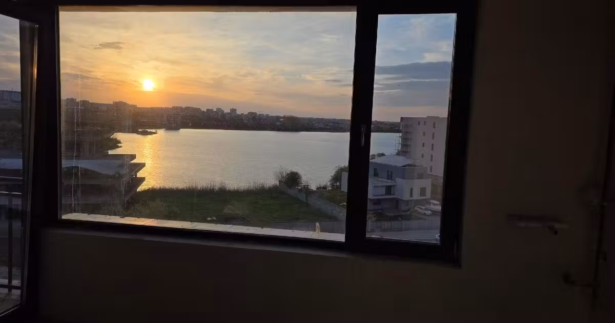 Apartament de vânzare cu 2 camere în zona Tomis Nord, Constanța