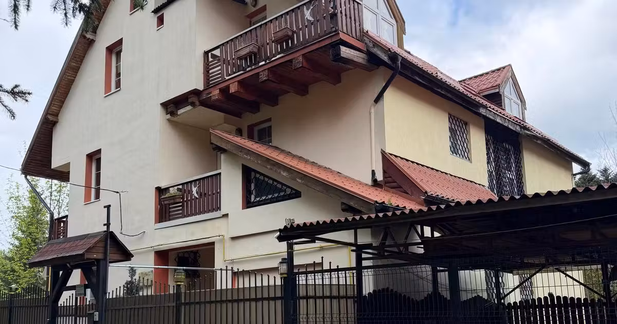 Casă de vânzare cu 8 camere în Predeal