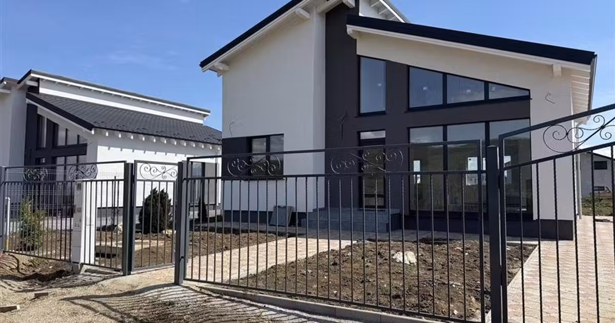Casă de vânzare cu 5 camere în Hărman