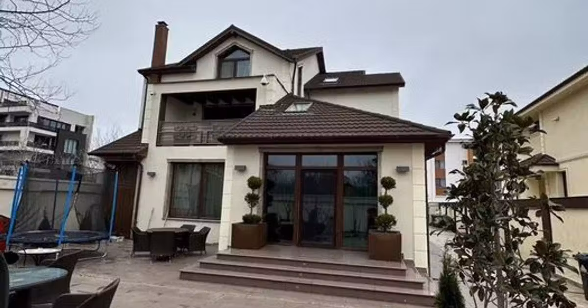 Casă individuală de vânzare cu 10 camere, mobilată în zona Primo, Constanța