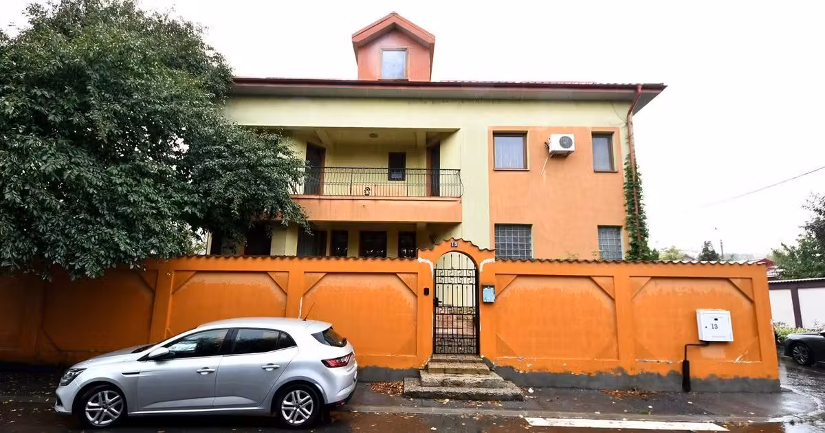 Casă individuală de vânzare cu 6 camere în zona Micro 17, Galați