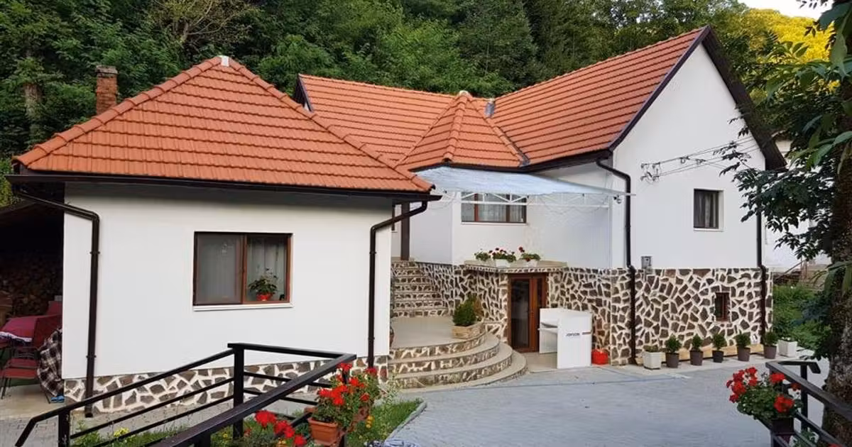 Casă de vânzare cu 7 camere în Bulzeștii de Sus
