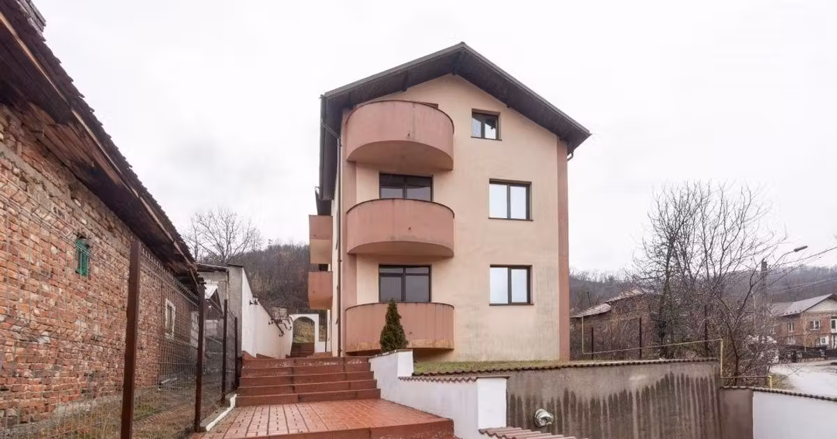 Casă individuală de vânzare cu 8 camere în Izvorani
