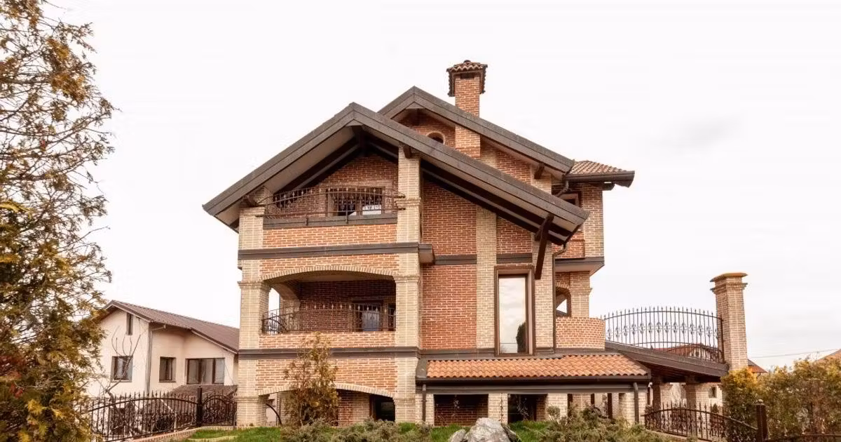 Casă individuală de vânzare cu 8 camere în Ștefănești