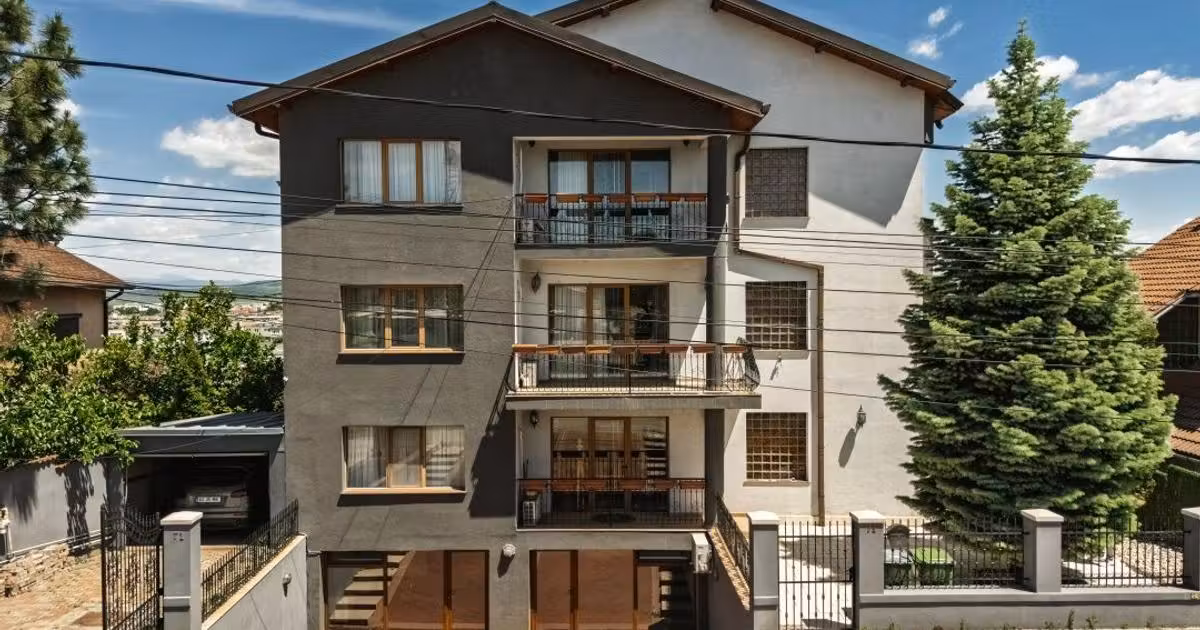 Casă individuală de vânzare cu 10 camere în zona Vest, Pitești