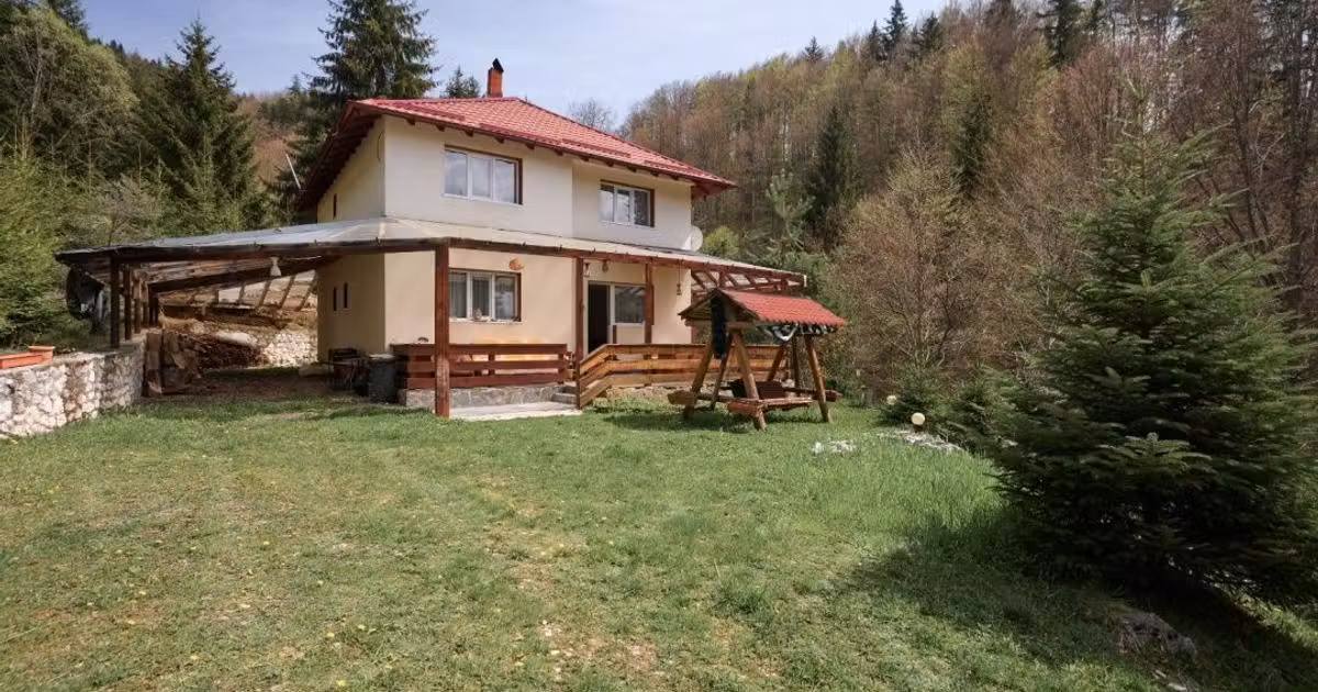 Casă individuală de vânzare cu 5 camere, mobilată în Dâmbovicioara