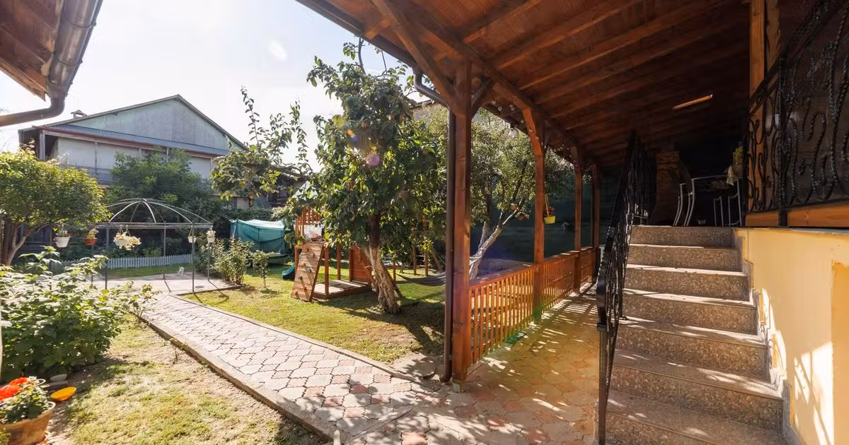 Casă de vânzare cu 3 camere în zona Câmpului, Pitești