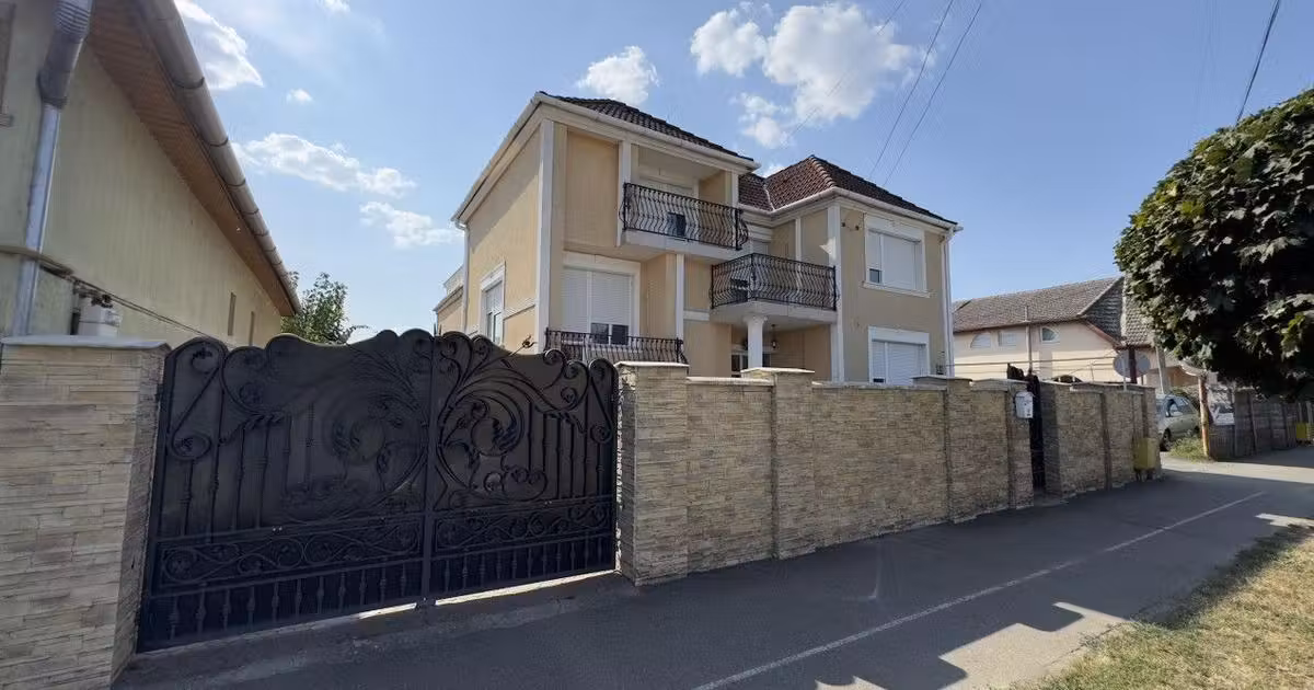Casă individuală de vânzare cu 5 camere, mobilată în Carei