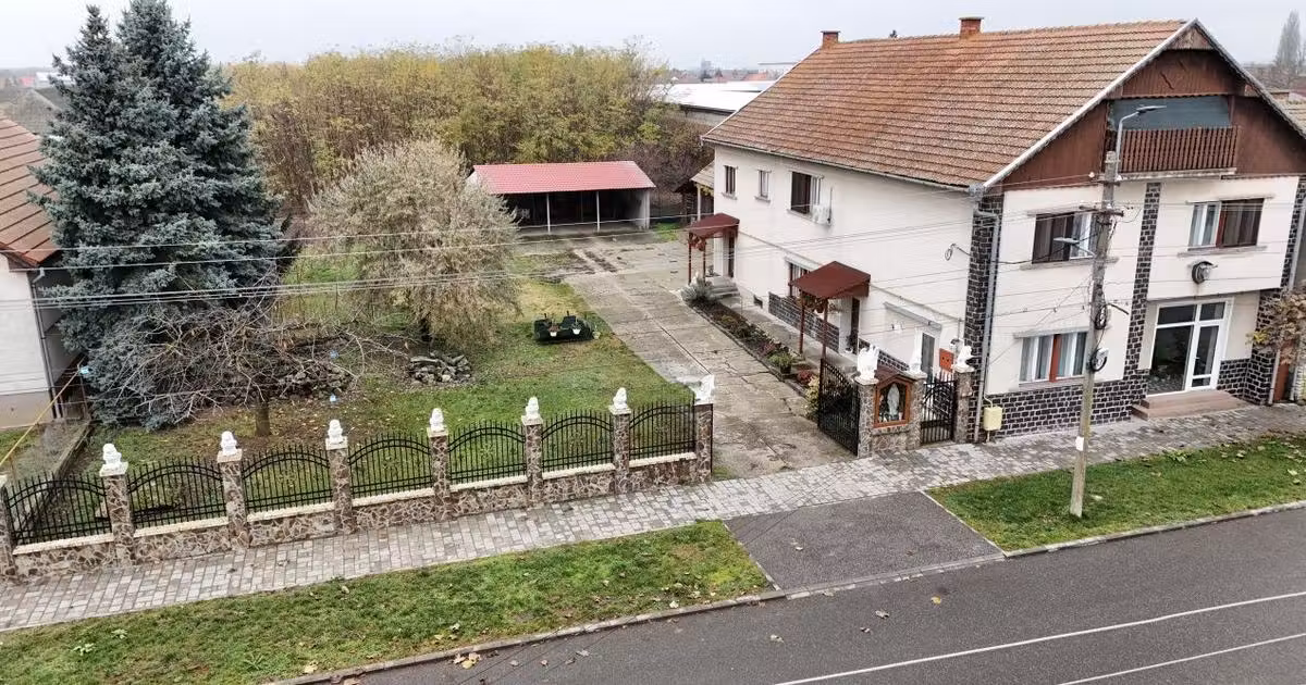 Casă individuală de vânzare cu 7 camere, mobilată în Carei