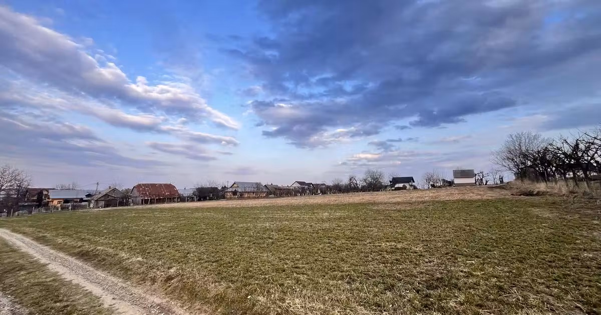 Teren agricol intravilan de vânzare de 2526 mp, în Tișăuți