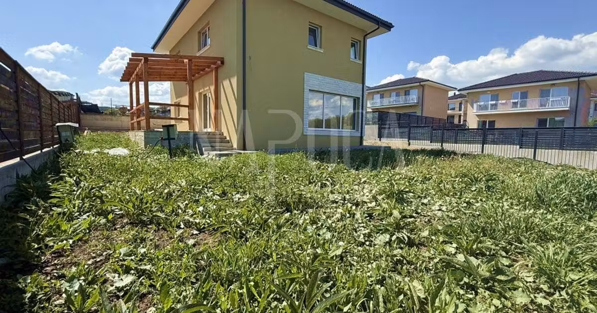 Casă individuală de vânzare cu 4 camere în Dezmir