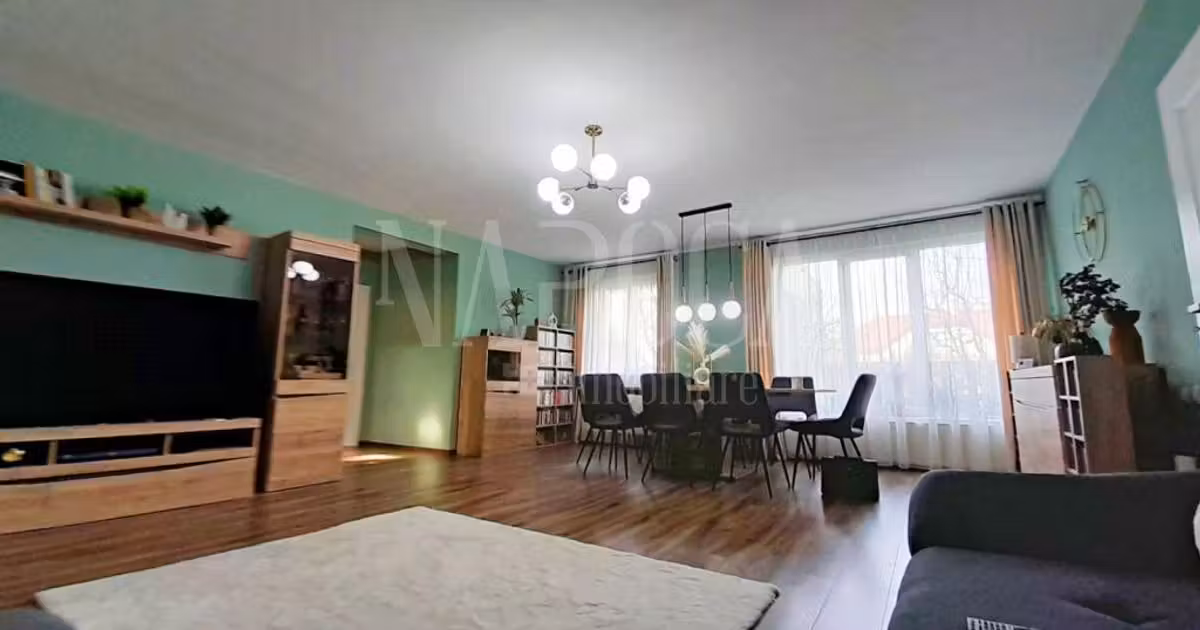 Casă individuală de vânzare cu 8 camere în Luna de Sus