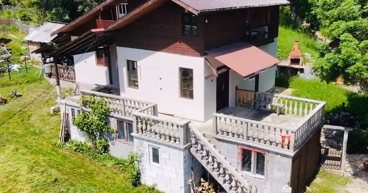Casă individuală de vânzare cu 3 camere, mobilată în Bicazu Ardelean