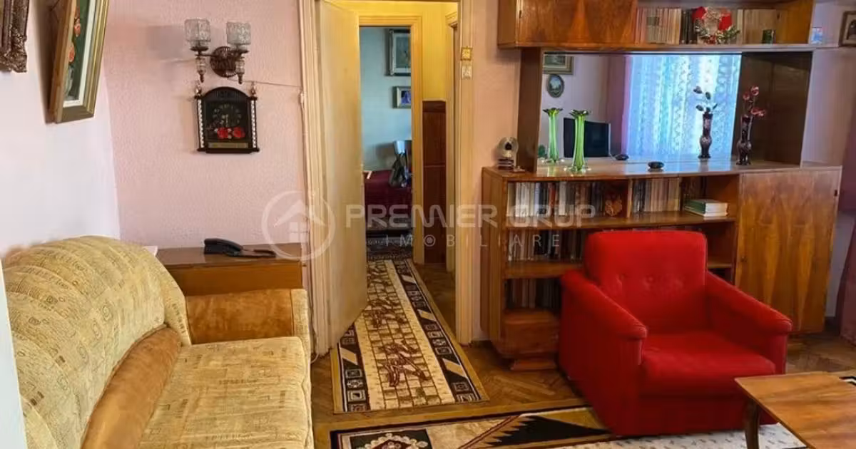 Apartament de vânzare cu 3 camere în zona Podu Roș, Iași