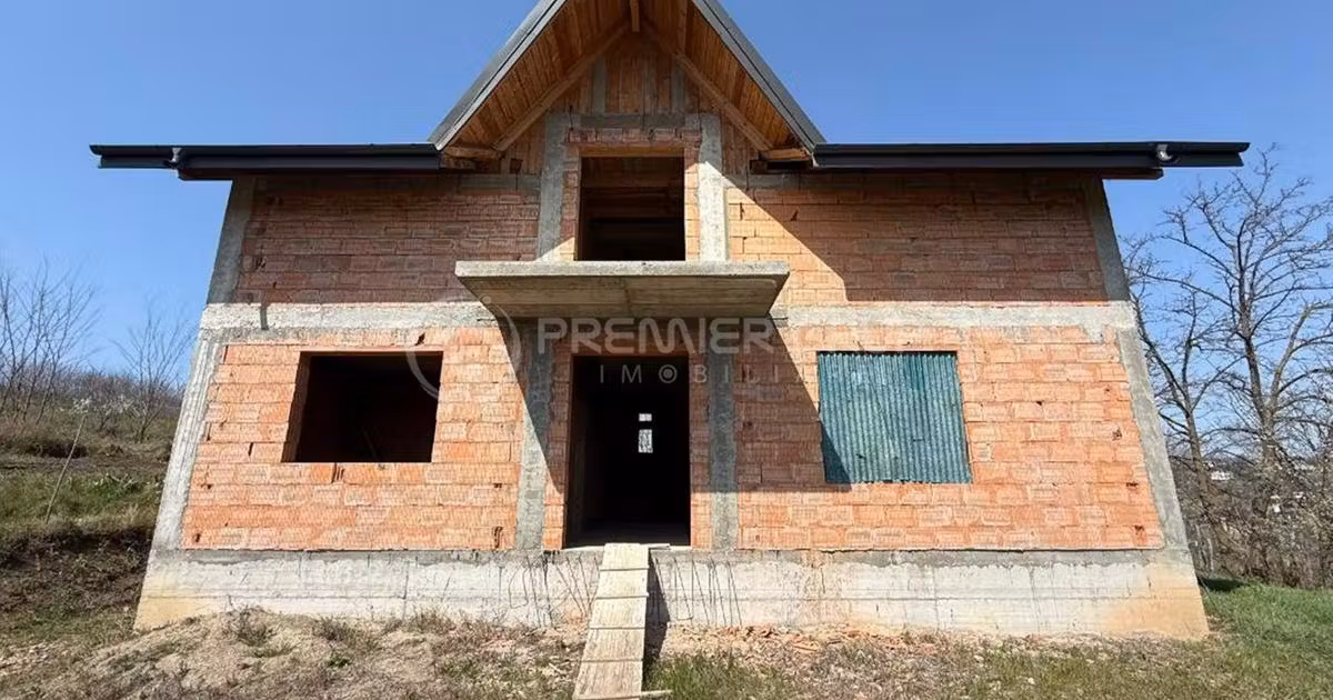 Casă individuală de vânzare cu 8 camere în Rediu