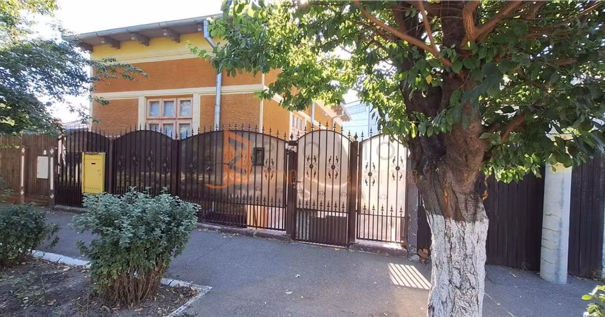 Casă individuală de vânzare cu 3 camere, mobilată în zona 1 Decembrie, Buzău