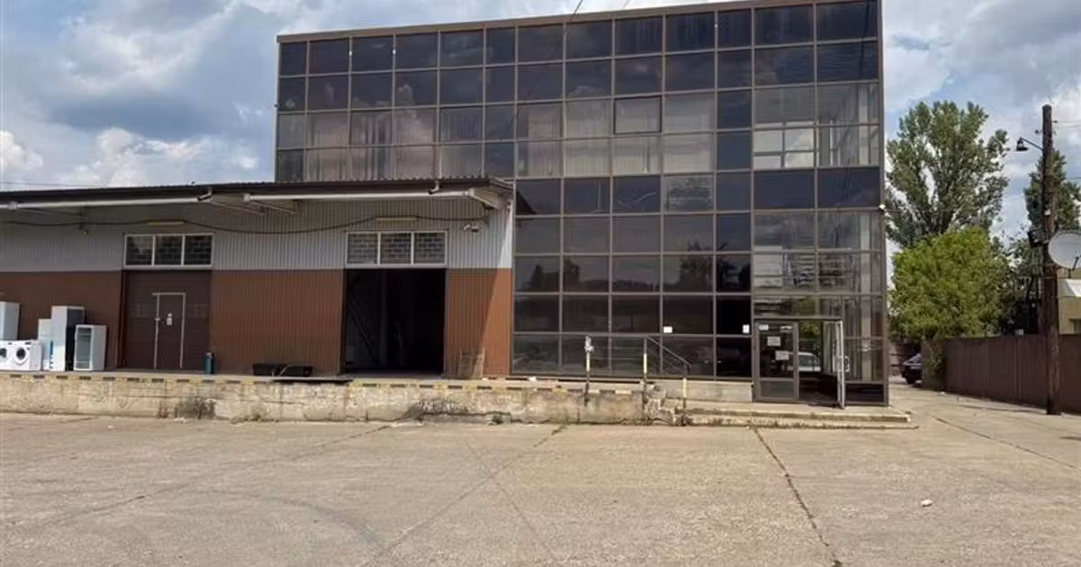 Spațiu industrial de vânzare de 2,100 mp, în zona Baza 3, Iași
