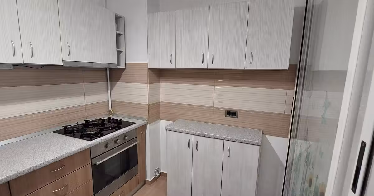 Apartament de vânzare cu 3 camere în zona Tractorul, Brașov