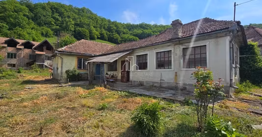 Casă Est