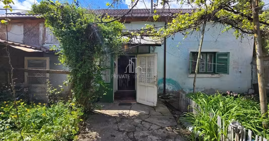 Casă Est