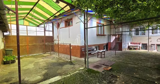 Casă Est