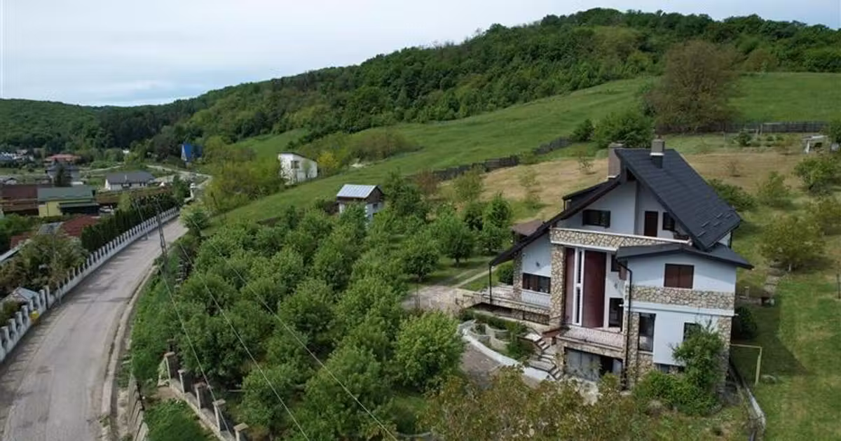 Casă individuală de vânzare cu 8 camere în zona Exterior Nord, Bacău