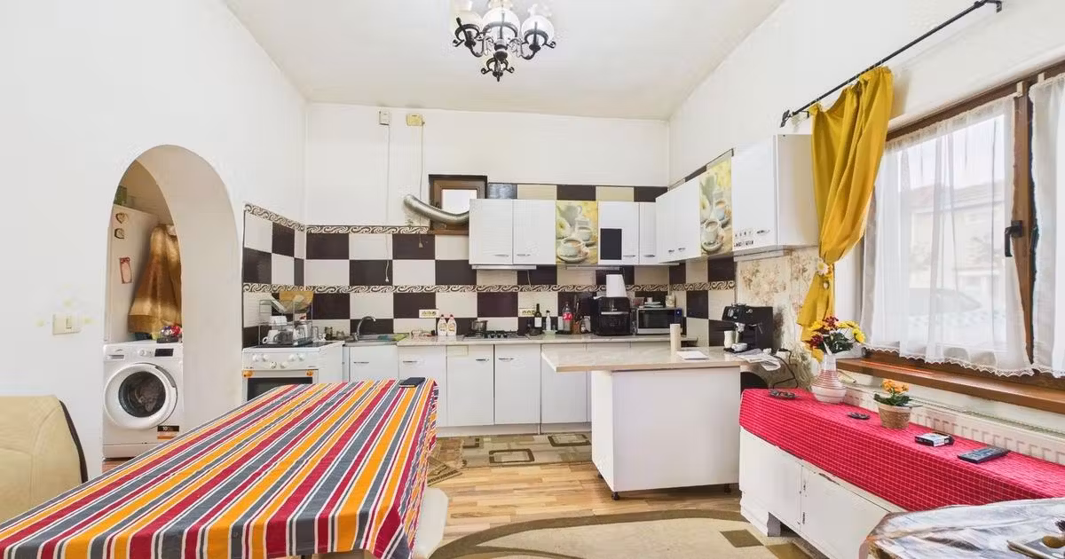 Casă individuală de vânzare cu 6 camere în zona Pârneava, Arad