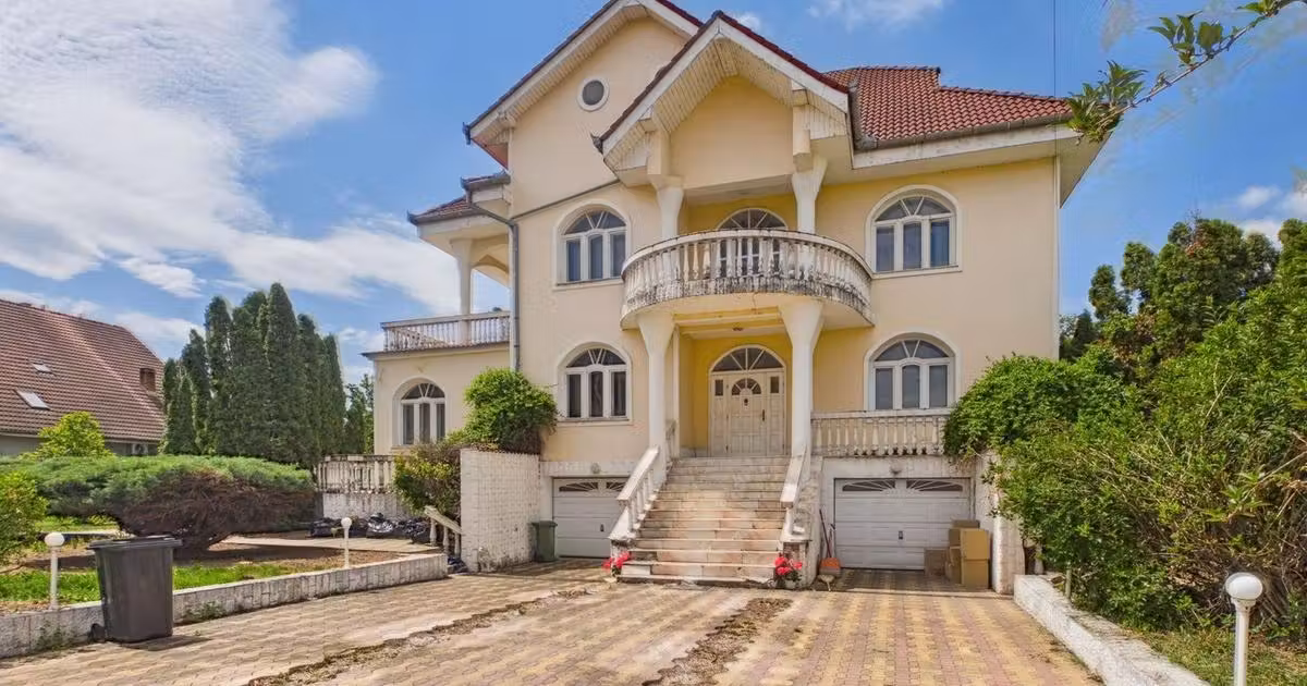 Casă de vânzare cu 8 camere, mobilată în Sânmartin