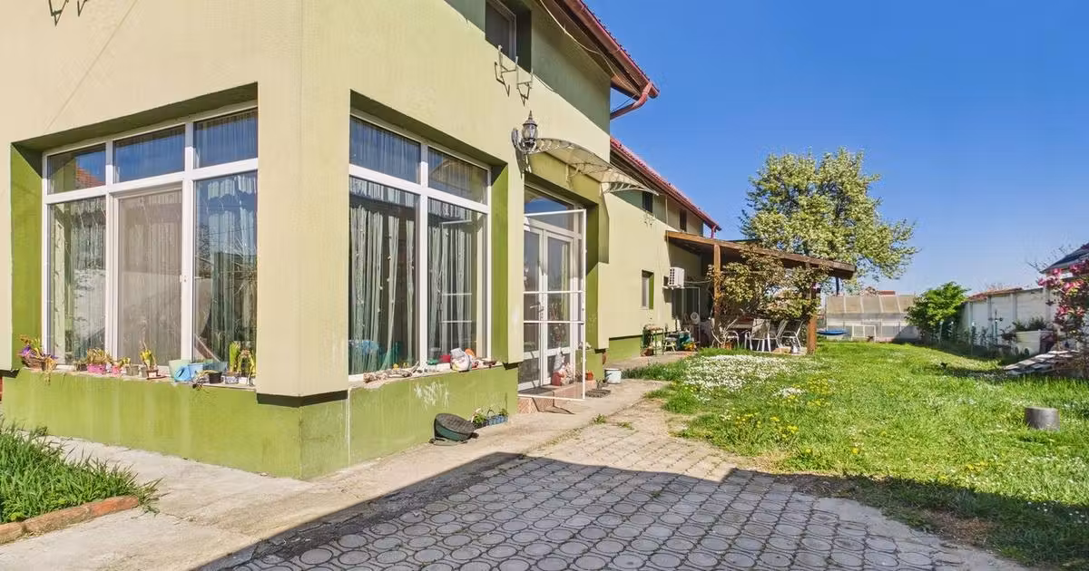 Casă individuală de vânzare cu 9 camere, mobilată în Săcălaz