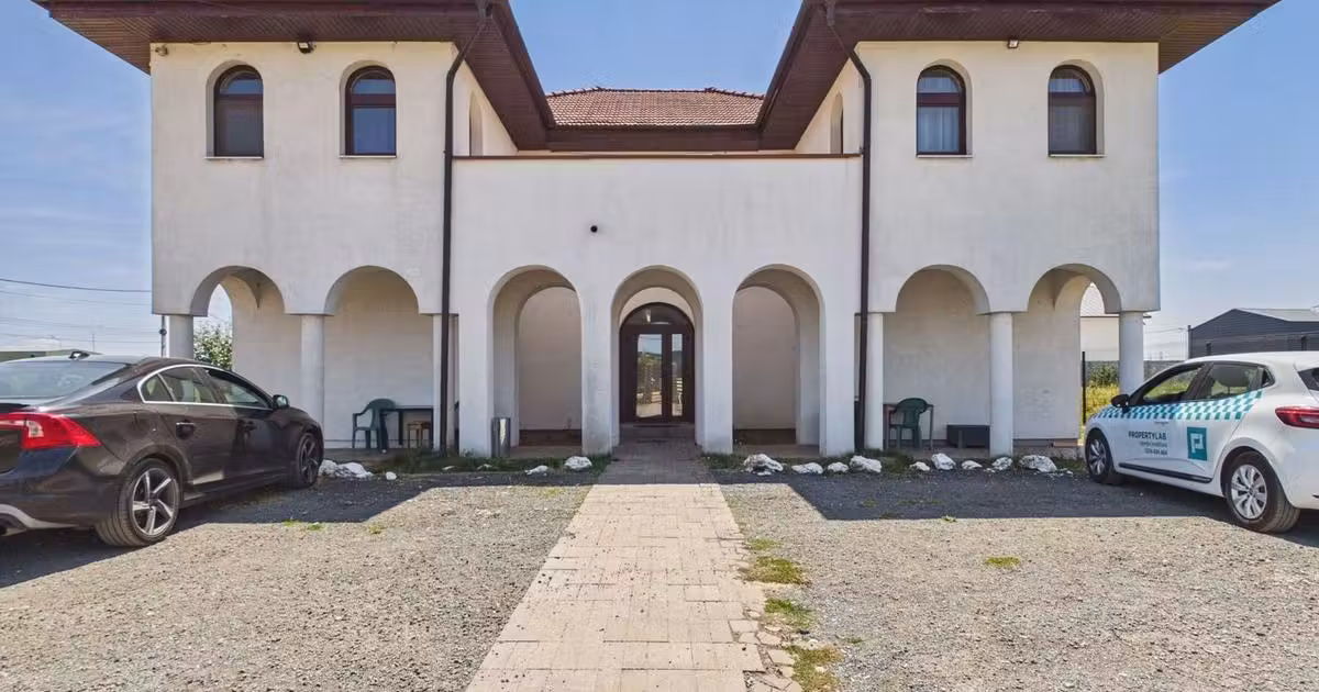 Spațiu comercial de vânzare de 300 mp, în Oșorhei