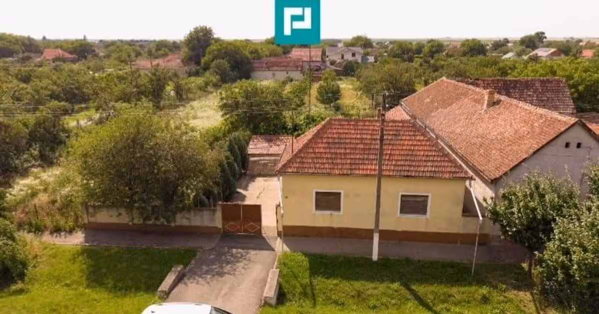 Casă individuală de vânzare cu 3 camere, mobilată în Cuvin