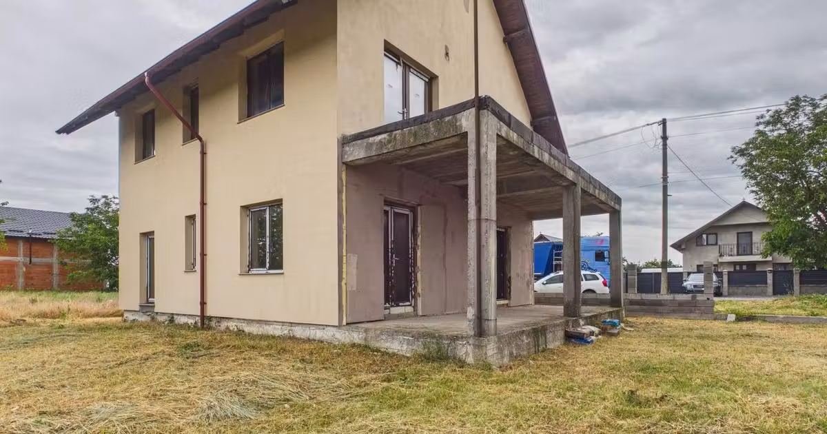 Casă individuală de vânzare cu 5 camere în Sântana