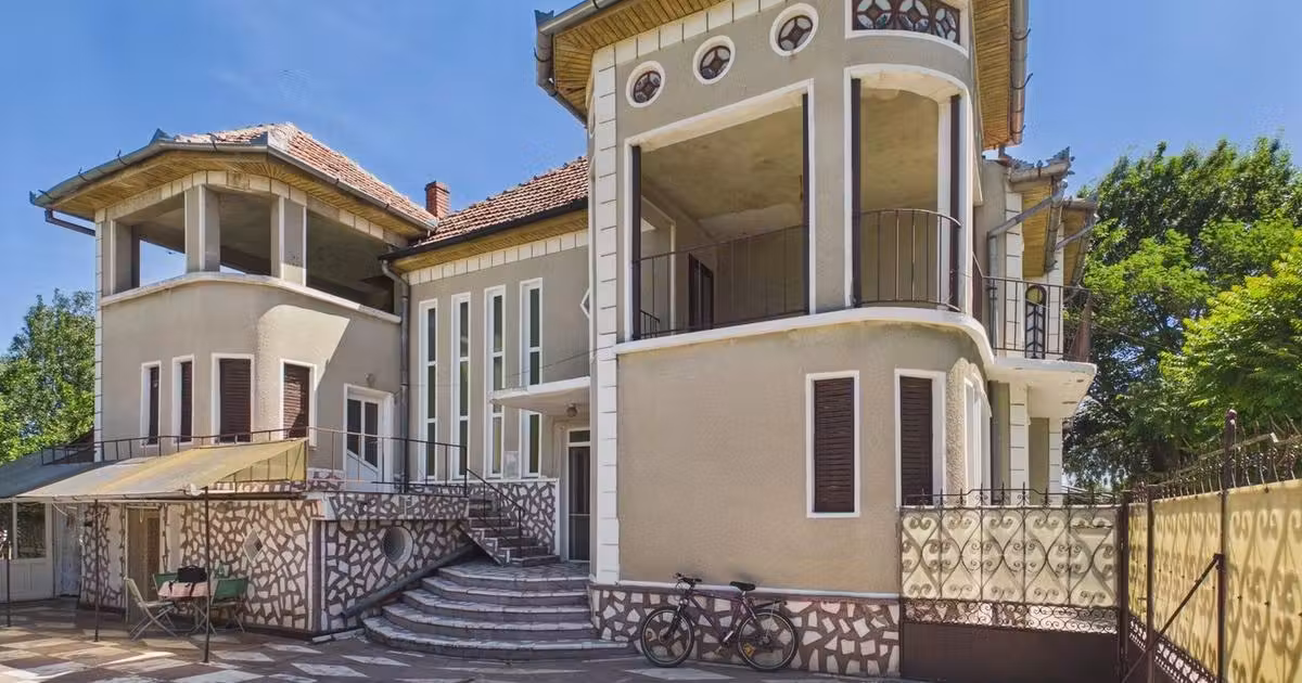 Casă individuală de vânzare cu 10 camere, mobilată în Ineu