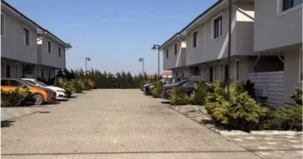 Casă de vânzare cu 4 camere, mobilată în Otopeni