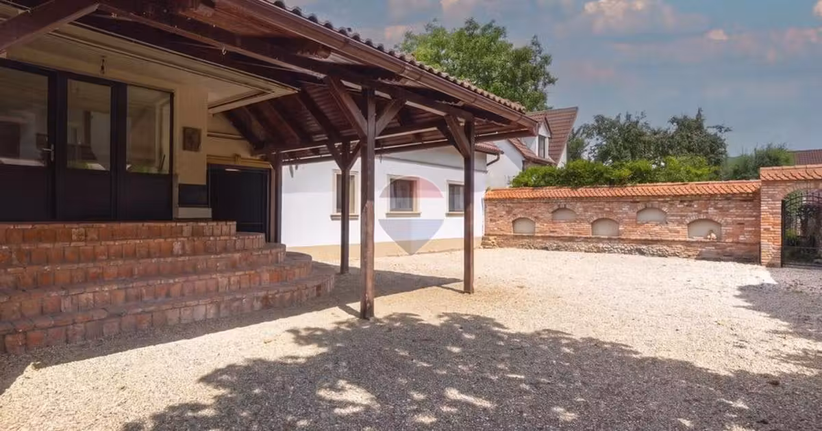 Casă individuală de vânzare cu 9 camere, mobilată în Cristian
