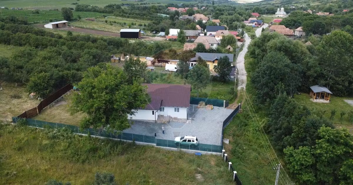 Casă individuală de vânzare cu 6 camere, mobilată în Livada (Petreștii de Jos)
