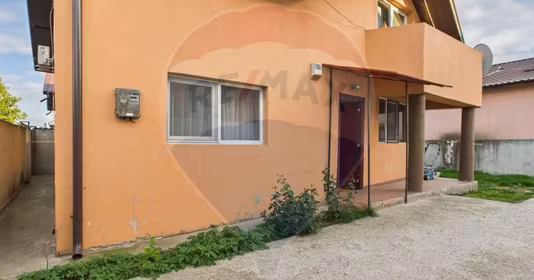 Casă Est