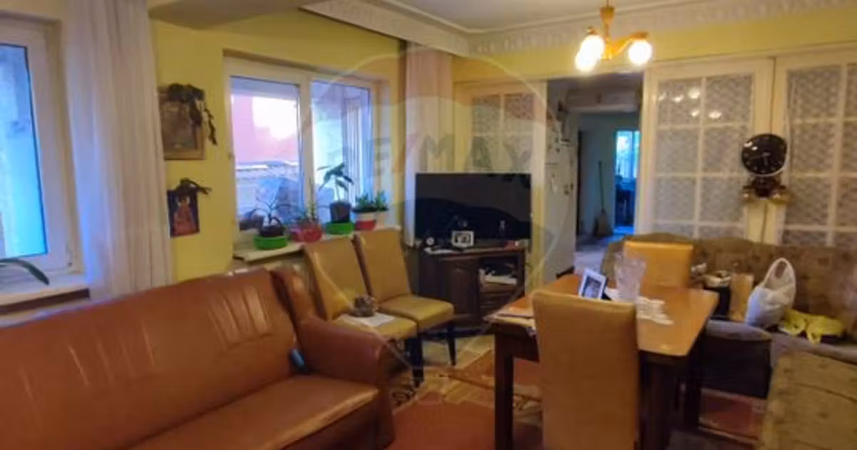 Casă individuală de vânzare cu 7 camere, mobilată în zona Uverturii, Sector 6