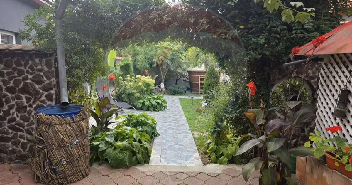 Casă de vânzare cu 8 camere în Berzasca