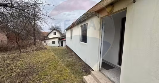 Casă Est