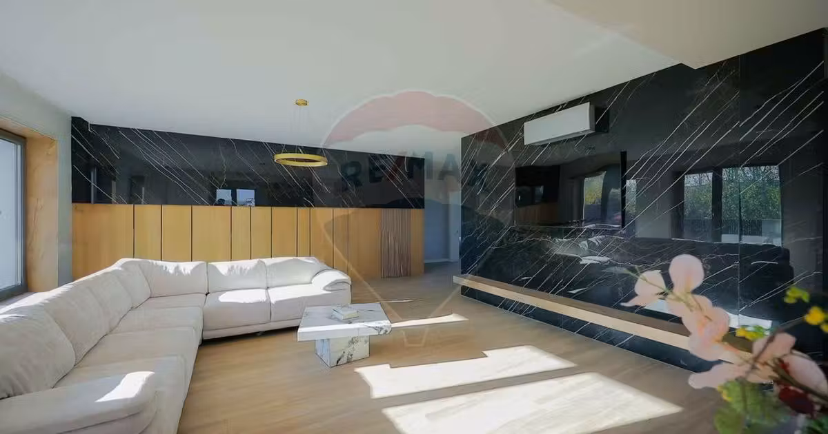 Casă individuală de vânzare cu 8 camere, mobilată în Sânmartin