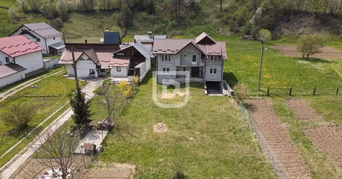 Casă individuală de vânzare cu 8 camere în Gura Humorului